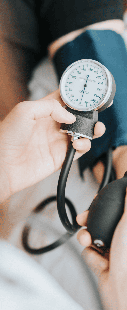 Ärztin misst Blutdruck bei Patienten